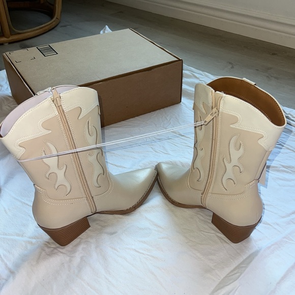 UNIVERSAL THREAD Cowboy Boots - Picture 5 of 7